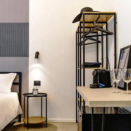 Linaio - The House Of Travelers