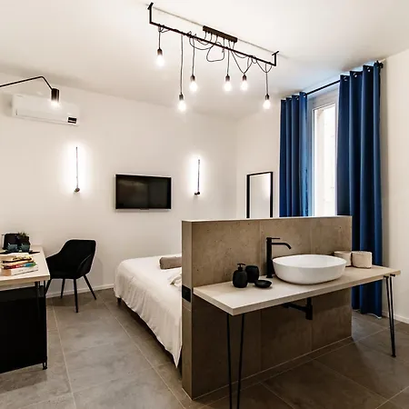 Linaio - The House Of Travelers