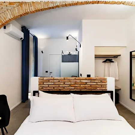 Linaio - The House Of Travelers